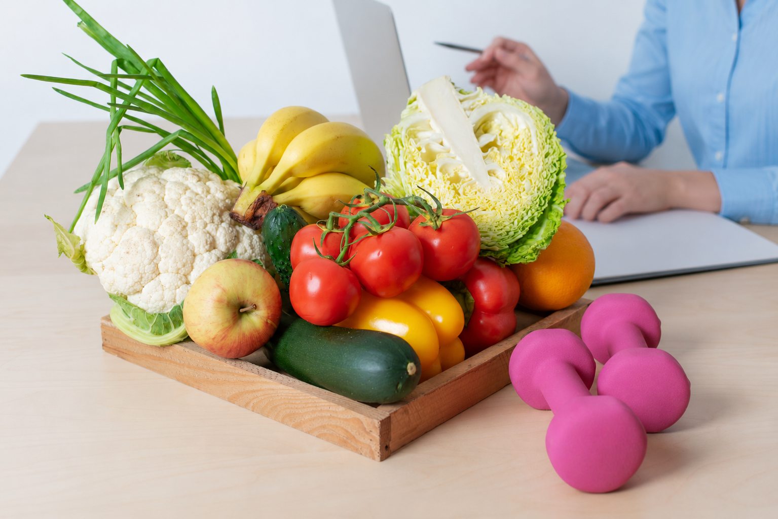 Groente, fruit en gewichtjes als symbool voor voeding, leefstijl en beweging