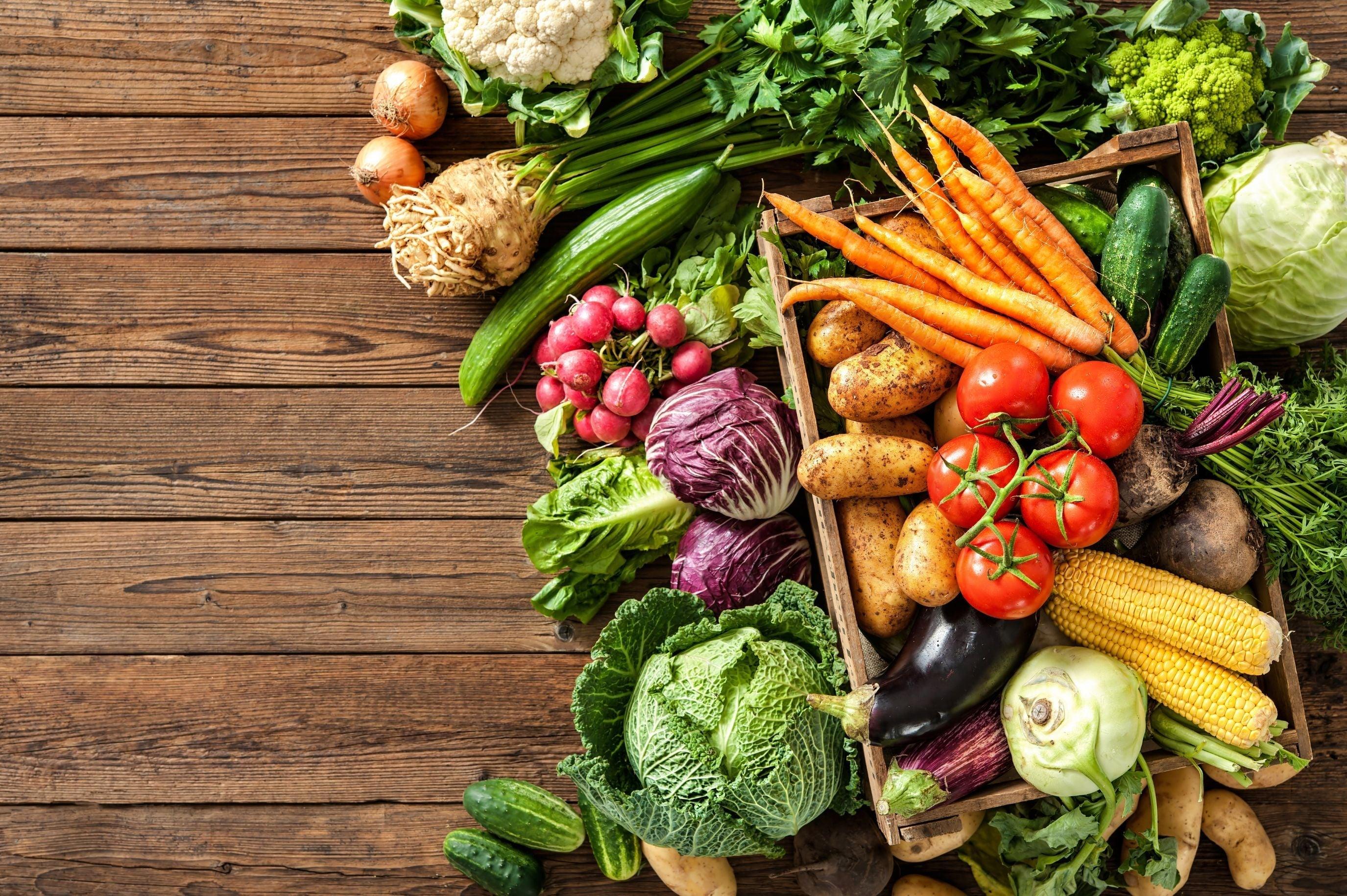 Vezelrijke herfstmaaltijd met groente, fruit en volkorenproducten